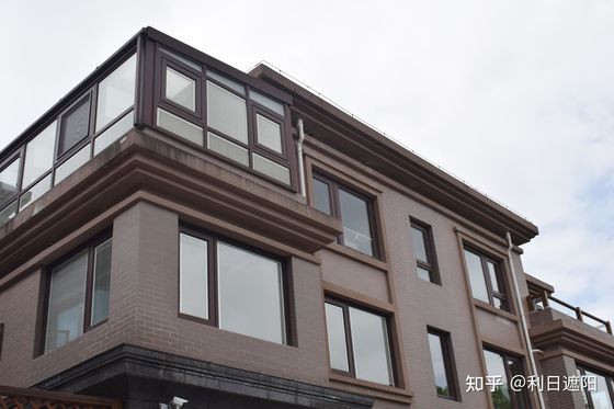 住宅用産業用建物のためのカスタマイズ可能な保温式PUサンドイッチ屋根パネル