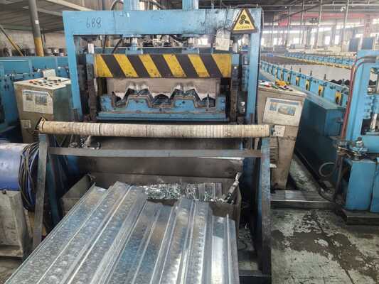 耐腐食性に優れた波形金属デッキ（台形断面、積載荷重500kg/㎡まで）